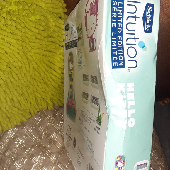 LIMITED EDITION HELLO KITTY SCHICK INTUITION RAZOR PACK - Picture 5 of 5